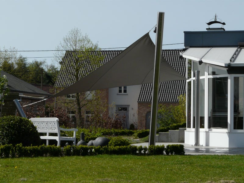 Installation de voile d'ombrage Coolfit sur mât à l'œil coulissant de la marque Nesling